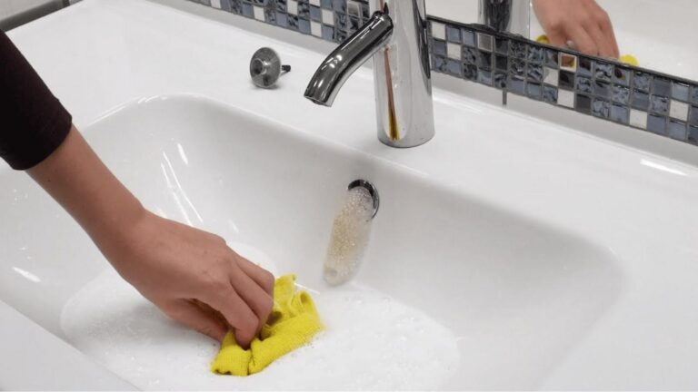 Cette astuce facile transforme un siphon sale en neuf en seulement 5 secondes…